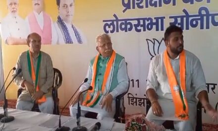 Hisar Assembly Election:युवक ने मनोहर लाल को ‘कमल की हार’ दिखाई, पूर्व CM भड़के ,कहा कि इसे पकड़कर बाहर ले जाओ