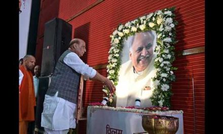 Union Defense Minister Rajnath Singh तथा मुख्यमंत्री ने स्व0 श्री आशुतोष टण्डन ‘गोपाल जी’ के चित्र पर पुष्प अर्पित कर उन्हें श्रद्धांजलि दी