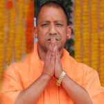 CM Yogi Adityanath से गोरखपुर में जनपद देवरिया के स्व0 श्री विशाल सिंह व स्व0 श्री निहाल सिंह के माता-पिता ने मुलाकात की