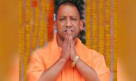 CM Yogi Adityanath से गोरखपुर में जनपद देवरिया के स्व0 श्री विशाल सिंह व स्व0 श्री निहाल सिंह के माता-पिता ने मुलाकात की