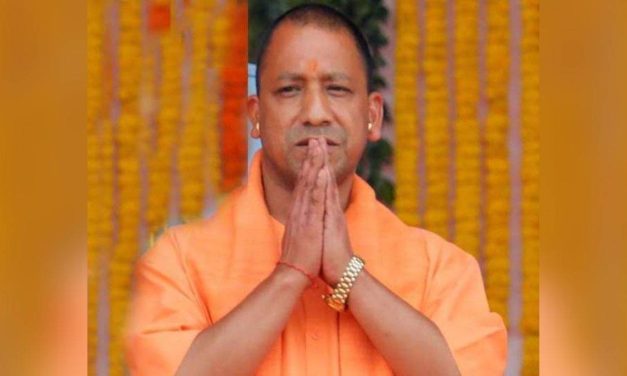 CM Yogi Adityanath से गोरखपुर में जनपद देवरिया के स्व0 श्री विशाल सिंह व स्व0 श्री निहाल सिंह के माता-पिता ने मुलाकात की